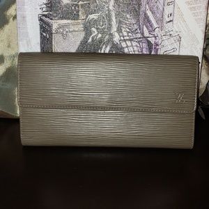 LOUIS VUITTON Epi Sarah Wallet in Lilac/Grey